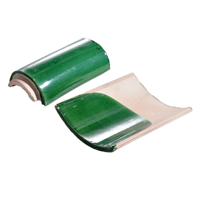 Πράσινα βερνικωμένα κεραμίδια στεγών σπιτιών τσαγιού