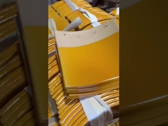 Αρχαία κίτρινα γυαλισμένα πλακάκια για την κατασκευή της στέγης ενός κινέζικου ναού