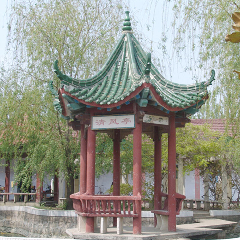 Αρχοντικό ξύλινο περίπτερο σπιτιού τσαγιού με παραδοσιακά κινέζικα πράσινα γυαλιστερά κεραμίδια, χειροποίητο περίπτερο για σύγχρονο πάρκο, αυλή, εξωτερικό χώρο επέκτασης