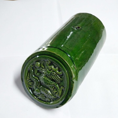 Πράσινα βερνικωμένα κεραμίδια στεγών σπιτιών τσαγιού